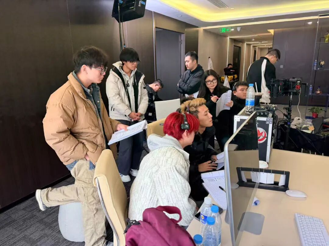 片場初體驗 短劇《反派自救攻略》拍攝，讓專業(yè)知識落地生根