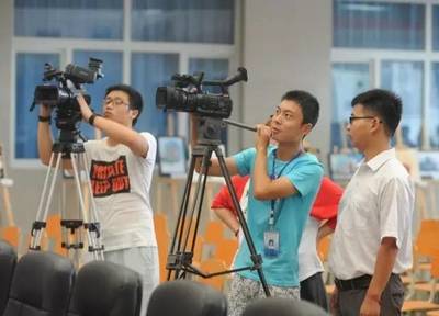 《造夢(mèng)舞臺(tái) 群眾參與的文藝演出在廣播影視中的公轉(zhuǎn)與自轉(zhuǎn)》